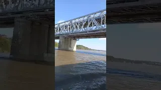 по Амуру под мостом  Хабаровск лето 2021