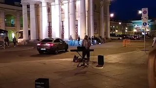 Уличный музыкант на Невском проспекте. Рома Раев попурри, street musicians