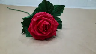 Пышная роза из гофрированной бумаги с конфетой.