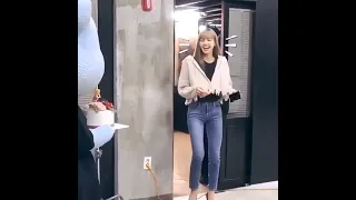 Lisa's reaction after she saw the cake is so cute