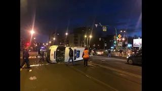 В Петербурге после ДТП перевернулась машина скорой помощи