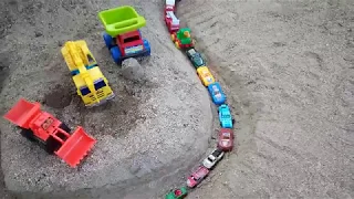 Carritos en el  tunel Casa de Juguetes. / Carts in the tunnel toys videos