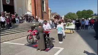 L'addio a Davide Pavan, 17 anni, sul sagrato della chiesa di Morgano la sua moto