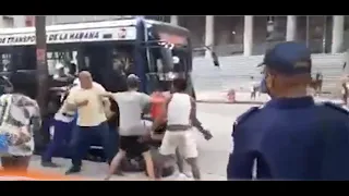 🔥 Brutal pelea en la parada de la ruta 222 en La Habana