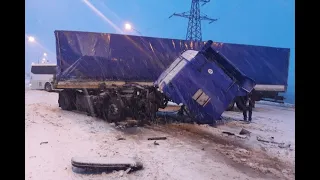 Оторвало кабину: в районе Жигулёвской ГЭС столкнулись два грузовика