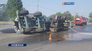 В Киеве перевернулся грузовик с асфальтом