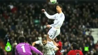 cristiano ronaldo salto tres metros para cabecear un balon  messi mete dos goles