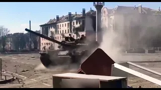 Amazing tank driving technique exhibited by a Russian T-80 in Mariupol#shorts #mariupol #viral