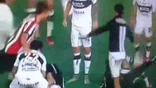 Andujar peleando contra jugadores de Gimnasia