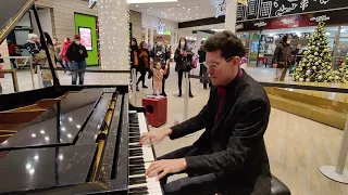 The longest piano medley of Christmas Songs ever??? – Thomas Krüger in Shopping Mall