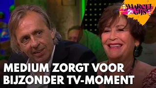 Bezoek medium Liesbeth aan talkshow Marcel & Gijs zorgt voor bijzonder tv-moment | Marcel & Gijs