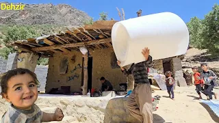 "Nomadic life in the mountains: trying to carry household items down with effort and abundance"