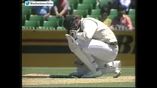 Crack! Terry Alderman struck a nasty blow by Wasim Akram 1st Test Aust vs Pak MCG 1989/90