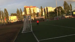 Юный вратарь делится опытом. Игра ногами. (Young goalkeeper to share experiences. Kicking game.)