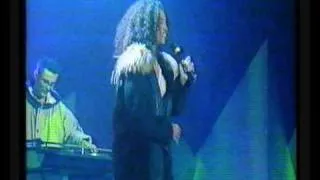 Neneh Cherry: "Buffalo Stance" (Live)