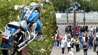 La statue de Johnny HALLYDAY en forme de moto 🏍️ et de guitare 🎸 boudée par les fans 🤮 à Paris Bercy