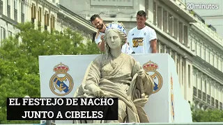 NACHO se estrena poniéndole la bufanda del REAL MADRID a la Diosa Cibeles