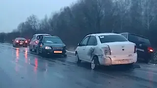 На трассе Ачинск – НПЗ из-за гололёда произошло сразу несколько массовых ДТП