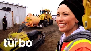 Cliente bonita precisa de ajuda com reboque | Oficina do Fim do Mundo | Discovery Turbo Brasil