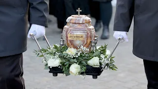 Pogrzeb Jana Nowickiego. Nie był państwowy "BRZYDZIŁ SIĘ POLITYKĄ" l Niezapomniani