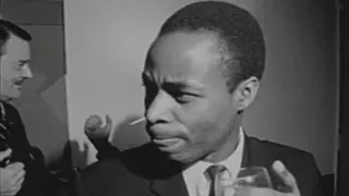 Elly Wamala ng'akwasibwa empapula ze oluvanyuma lw'emisomo gye e London. 1966