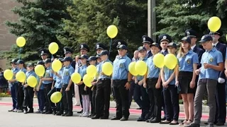 Выпускников ХНУВД поздравили кадеты полиции