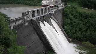 丸山ダムの放水