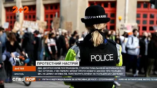 На западе Англии уличные протесты переросли в погромы и столкновения с копами