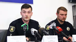 Напад на патрульну у Чернівцях: попередній діагноз - забій ребер з правого боку