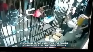 Carcereira leva comida aos detentos e um deles tem reação inesperada