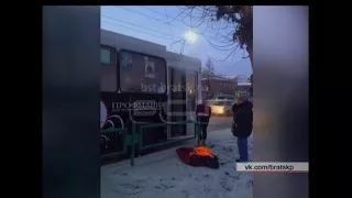 Троллейбус загорелся во время движения в Братске