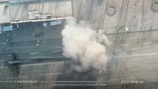 Мариуполь. Видео с дрона. 1 солдат смог выбраться из танка. Азов хорошо поджарил русский танк.