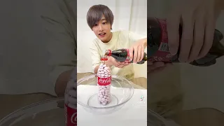 【逆メントスコーラ】メントスをパンパンに詰め込んでコーラ入れたら意外な結果に、、、funny video 😂😂😂shorts