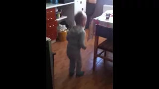 Маленький мальчик офигенно танцует!