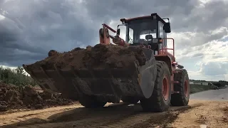 Суета на фронтальном погрузчике, армяне профессионально укладывают асфальт)))