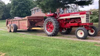 Spreading Manure | Farmall 560, Farmall 544, New Holland 795