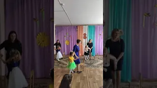 Очень трогательный танец мам и дочек в детском саду)