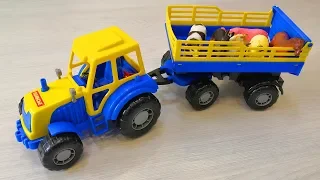 Синий трактор едет на ферму c животными  Играем с трактором в домашней песочнице