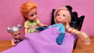 Little Elsa is sick ! Elsa & Anna toddlers -  bedtime stories - cough - sore throat