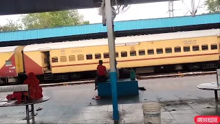 Deadly Speedy Skipping of 12049 Gatiman Express | Jhelum Express Arriving At Morena Railway Station