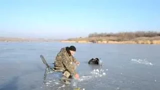 Треск льда. Зимняя рыбалка на Софиевском водохранилище.