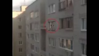 Ребёнок разгуливает по карнизу 8 этажа в Иванове