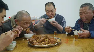 【食味阿远】阿远下厨做“芸豆焖猪蹄”，猪蹄软糯入味，脱骨Q弹，四叔直叫好 | Shi Wei A Yuan