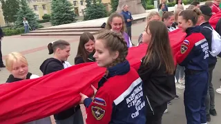 Самое большое в мире знамя Победы развернули на площади Ленина в Смоленске