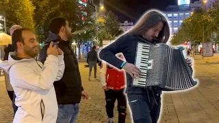 Іноземці знімали на відео цю українську повстанську пісню у виконанні колумбійців