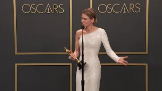 Renée Zellweger Oscar 2020 Backstage Interview | ScreenSlam