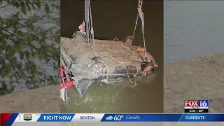 Volunteers react after woman, child's bodies found 23 years after they went missing in Pope County