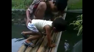 Anak Kecil Kecebur Parit (Balita Nyemplung)