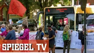 Klimaschützer-Protest: "Extinction Rebellion"  blockiert Kreuzung in Hamburg | SPIEGEL TV