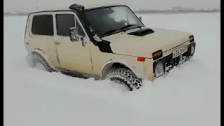 Lada Niva snow test
